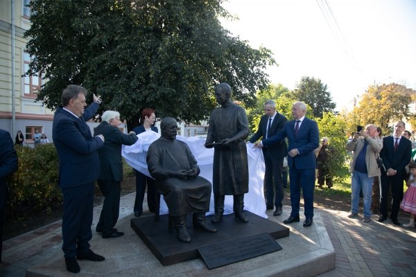 В Томске открыли памятник основателям Сибирской школы терапевтов
