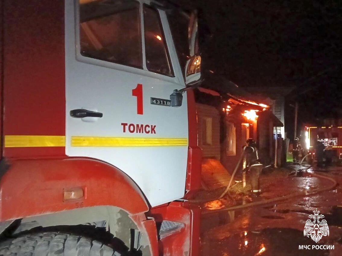 Три человека спасены огнеборцами МЧС России на пожаре в Томске