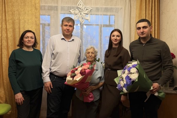 Депутаты Законодательной думы поздравили жительницу Каштака со 101-летием