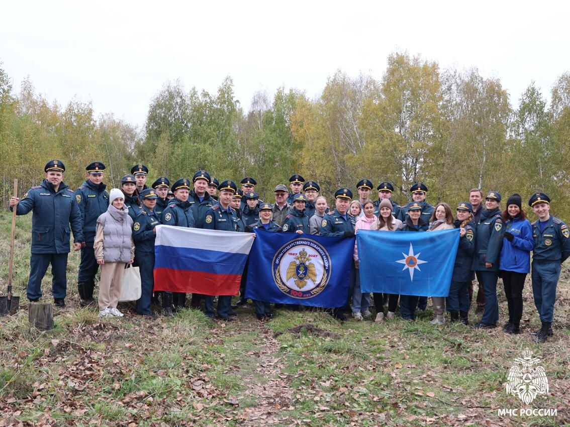 К 100-летию государственного пожарного надзора: томские сотрудники МЧС России высадили 100 деревьев
